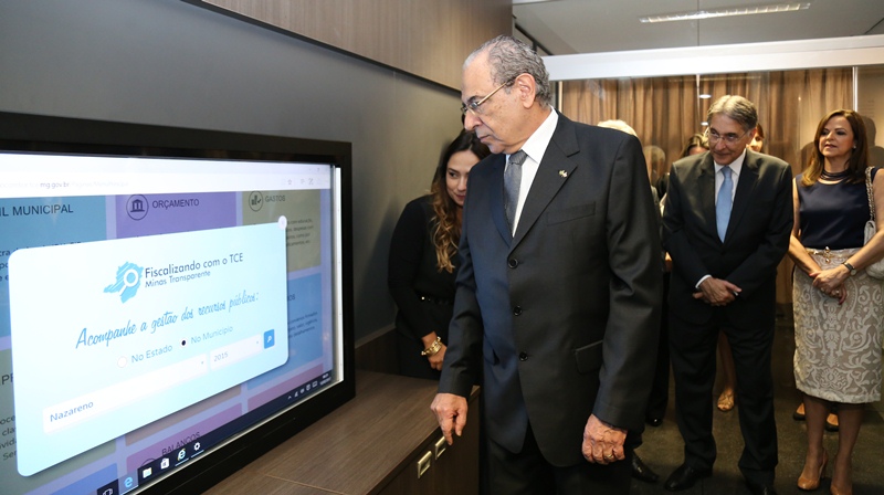 o presidente Sebastião Helvecio fez demonstração no painel da interatividade, ao lado do governador do Estado Fernando Pimentel